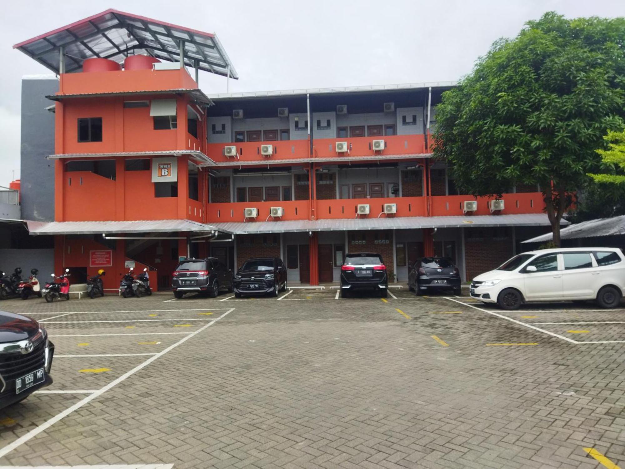 Oyo 92098 Kost Orange Syariah Otel Makassar Dış mekan fotoğraf